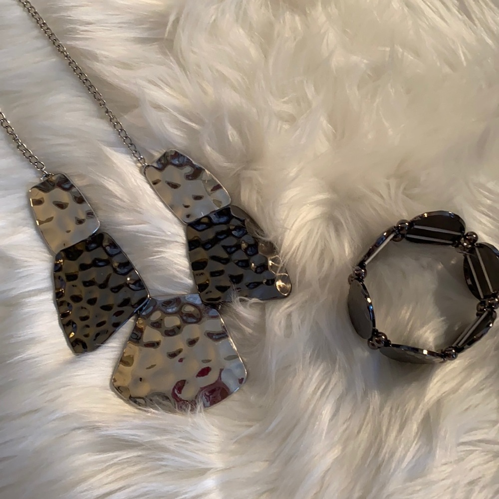Paparazzi silver/ gray gun metal necklace!